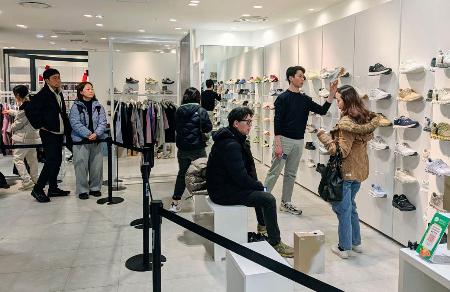 阪急百貨店梅田本店を訪れた訪日客＝１９日、大阪市北区