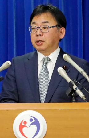 記者会見する上野厚労相＝２０日午前、厚労省