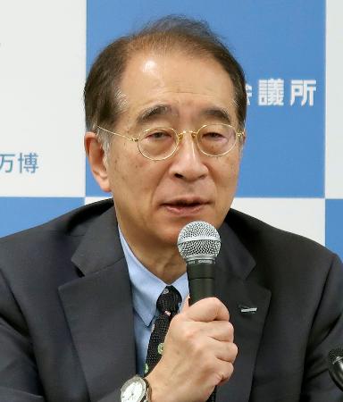 定例会見する大阪商工会議所の鳥井信吾会頭＝２０日午後、大阪市中央区