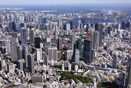 　東京都の湾岸エリアに並ぶ高層ビル群＝２０２５年７月（共同通信社ヘリから）