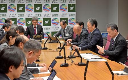 罰則付きカスハラ防止条例の中間案を確認する三重県の一見勝之知事（右端）ら＝２０日午後、三重県庁