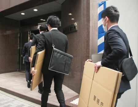 内閣府公用車の運転手の勤務する営業所へ家宅捜索に入る警視庁の捜査員＝２０日午前、東京都中央区