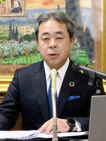 記者会見する生命保険協会の高田幸徳会長＝２０日午後、東京都内