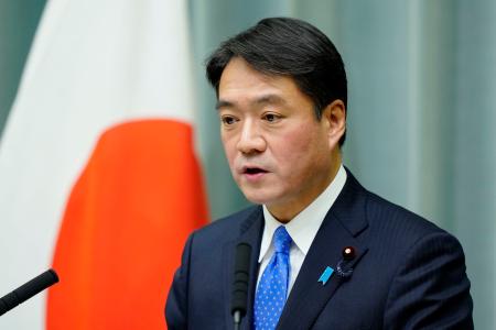 記者会見する尾崎官房副長官＝２０日午後、首相官邸