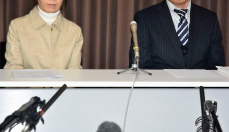 記者会見する女性の両親＝２０日午後、熊本市