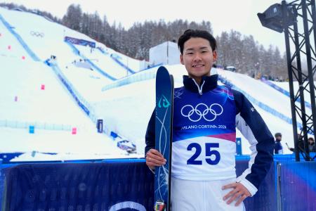 　男子エアリアル予選の１回目を終えた五十嵐晴冬＝リビーニョ（共同）