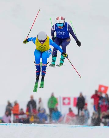 女子スキークロス１回戦　滑走する中西凜（右）＝リビーニョ（共同）