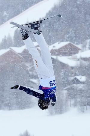 男子エアリアル予選　エアを決める五十嵐晴冬＝リビーニョ（共同）