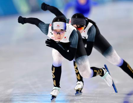 練習に参加するスピードスケート女子の吉田雪乃（手前）＝１９日、ミラノ（共同）