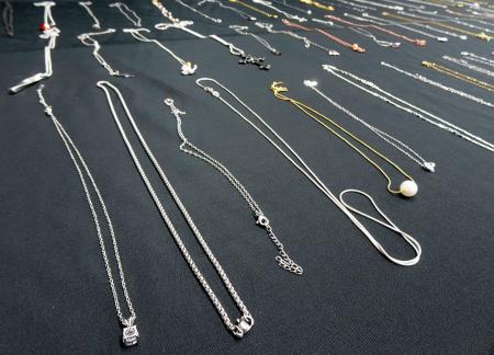 国民生活センターが金属アレルギーの危険性を調べる試験に使った市販品のネックレス