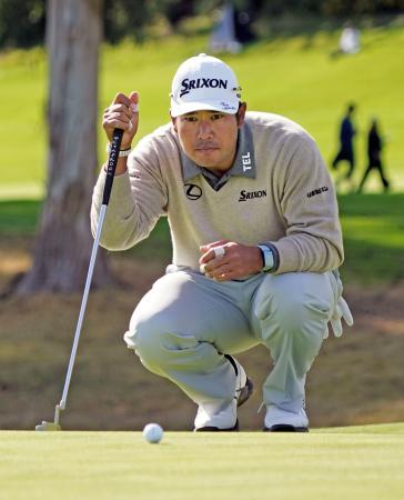 第２ラウンド、９番でグリーンのラインを読む松山英樹。通算１アンダーで３３位＝リビエラＣＣ（共同）