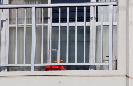 次男を殺害した疑いで逮捕されたバングラデシュ国籍の母親らの集合住宅の部屋＝２１日午前９時５３分、群馬県館林市