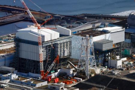 東京電力福島第１原発の１号機（左）と２号機＝９日（共同通信社ヘリから）
