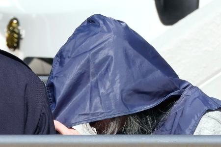 送検のため福岡・早良署を出る吉井辰夫容疑者＝２１日午後０時５７分