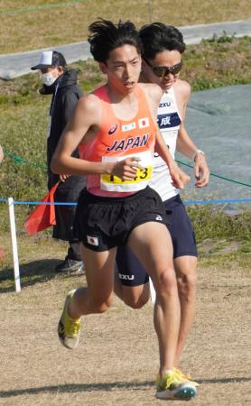男子１０キロで力走する三浦龍司（手前）＝福岡市海の中道海浜公園