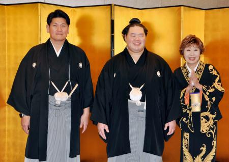 披露宴を前に笑顔の明生（中央）。左は師匠の立浪親方、右は祝福に駆け付けた歌手の小林幸子さん＝２１日、東京都内