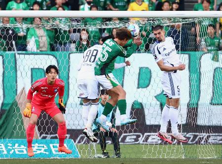 東京Ｖ―町田　後半終了間際、ヘディングで同点ゴールを決める東京Ｖ・吉田（右から２人目）。ＧＫ谷＝味スタ