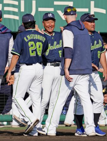 巨人とのオープン戦に勝利し、勝利投手の松本健（手前左）と先発のウォルターズ（同右）と笑顔でタッチを交わすヤクルト・池山監督＝沖縄セルラー