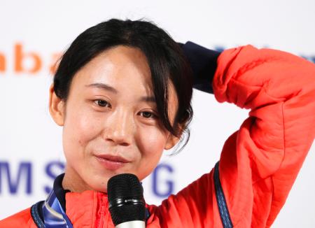 記者会見するスピードスケート女子の高木美帆＝２１日、ミラノ（共同）