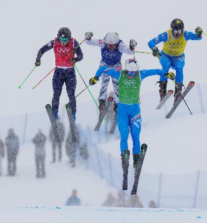 男子スキークロス決勝　滑走する古野慧（左端）＝リビーニョ（共同）