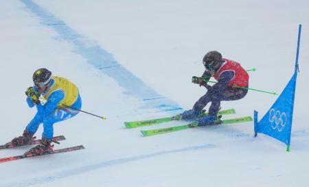 男子スキークロス決勝　滑走する古野慧（右）＝リビーニョ（共同）