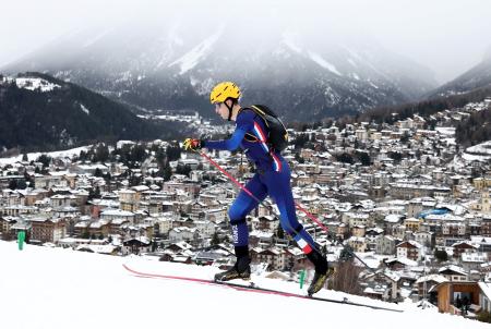 山岳スキーの混合リレー、斜面を上るフランスのチボー・アンセルメ＝２１日、ボルミオ（ロイター＝共同）
