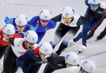 男子マススタート１回戦　滑走する佐々木翔夢（奥右から２人目）＝ミラノ（共同）