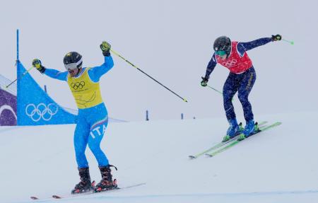 男子スキークロス決勝　滑走する古野慧（右）＝リビーニョ（共同）