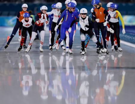 　女子マススタート決勝　スタートする佐藤綾乃（手前右から３人目）＝ミラノ（共同）