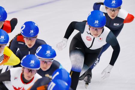 女子マススタート１回戦　滑走する堀川桃香（右手前）。敗退した＝ミラノ（共同）