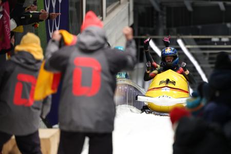 　ボブスレー女子２人乗りで優勝したラウラ・ノルテ、デボラ・レビ組のドイツＡ＝２１日、コルティナダンペッツォ（ゲッティ＝共同）