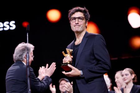 第76回ベルリン国際映画祭で金熊賞を受賞したイルケル・チャタク監督=21日、ベルリン(ロイター=共同)