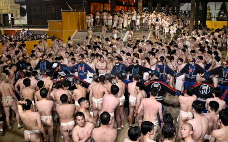 負傷者の救護で騒然とする「西大寺会陽」の会場＝２１日午後１０時１１分、岡山市東区の西大寺観音院