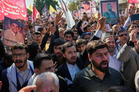 13日、パキスタンの首都イスラマバードで2月上旬に起きた自爆テロに抗議する人たち(AP=共同)