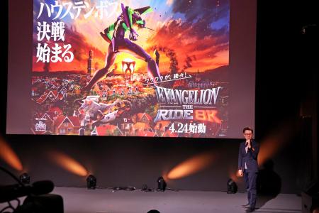 横浜市で開催中のエヴァのフェスイベントで新施設の説明をするハウステンボスの高村耕太郎社長＝２２日午後（（Ｃ）カラー）
