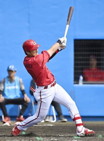 ３回、左前に先制打を放つ広島・佐々木＝Ｅｎａｇｉｃ名護