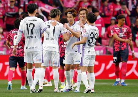 Ｃ大阪に勝利し、喜ぶ東（中央）ら広島イレブン＝ヨドコウ