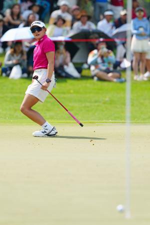 最終ラウンド、１６番でバーディーパットを外した岩井千怜。通算２３アンダーで２位＝サイアムＣＣ（共同）