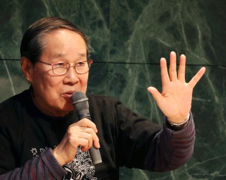 報告会で話す、被爆者団体「長崎県被爆者手帳友の会」の朝長万左男会長＝２２日午後、長崎市の長崎原爆資料館