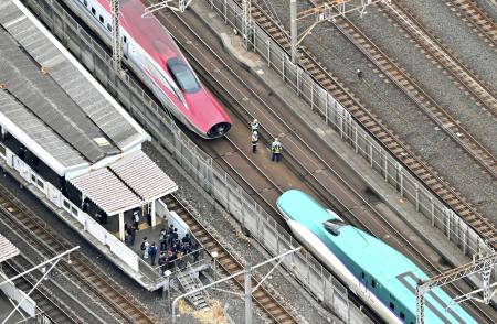 連結が外れ、JR西日暮里駅付近に停車した東北新幹線の「はやぶさ・こまち21号」=2025年3月、東京都荒川区