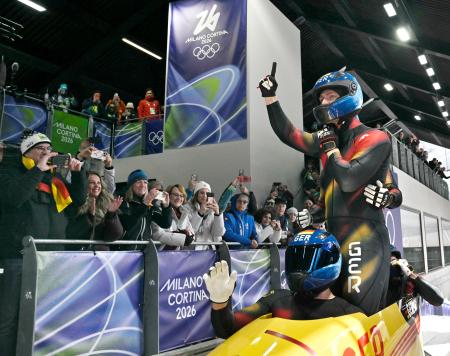 男子４人乗りで金メダルを獲得したドイツＢ＝コルティナダンペッツォ（共同）