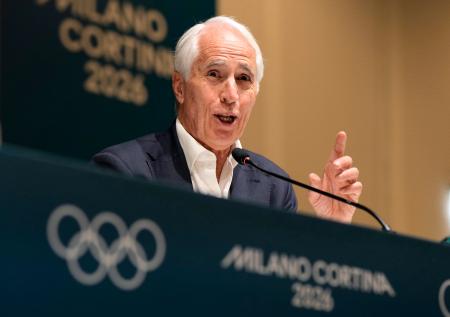 記者会見するミラノ・コルティナ冬季五輪組織委のマラゴ会長＝２２日、イタリア・ミラノ（共同）