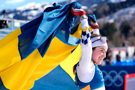 女子５０キロクラシカルで優勝したエバ・アンデション＝テーゼロ（共同）