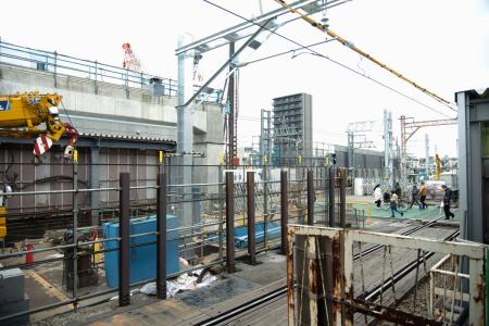 再開発や高架化の工事が進む京成立石駅周辺＝東京都葛飾区