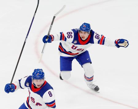 カナダ―米国 延長、決勝ゴールを決め喜ぶ米国のJ・ヒューズ(右)=ミラノ(共同)