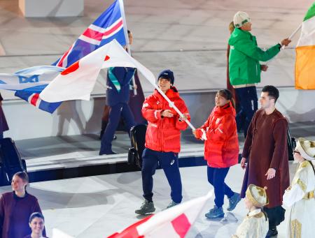 　閉会式で旗手を務めた森重航（左）と坂本花織＝２２日、イタリア・ベローナ（共同）