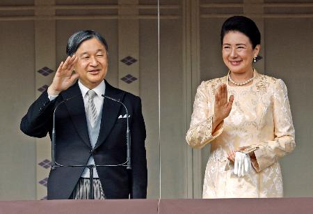 天皇陛下の６６歳の誕生日を祝う一般参賀で、訪れた人たちに手を振られる天皇、皇后両陛下＝２３日午前、宮殿・長和殿