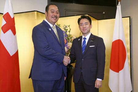会談を前に握手する小泉防衛相（右）とトンガのウルカララ皇太子＝２３日午前、東京都内のホテル（代表撮影）