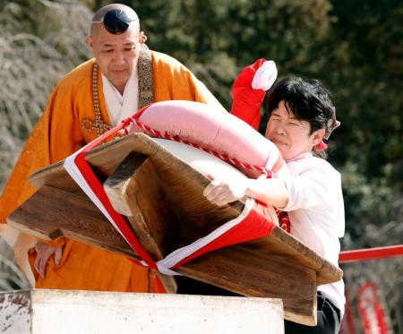 京都・醍醐寺で行われた「餅上げ力奉納」の女性の部で優勝した村尾春美さん＝２３日