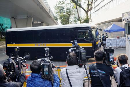 香港の裁判所に入る、民主派の被告を乗せたとみられる車両＝２３日（共同）　